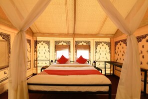 Habitación Deluxe | Caja de seguridad en la habitación y ropa de cama 