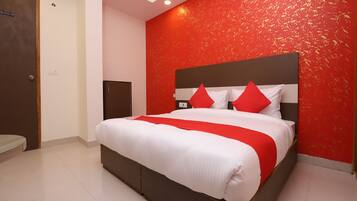 Classic Double or Twin Room | Laptop workspace, bed sheets