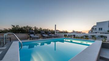 Piscine extérieure, piscine chauffée, parasols de plage, chaises longues