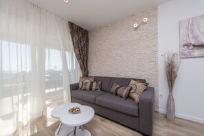 Departamento Deluxe, Terraza, vista al mar (Villa Zora A3) | Sala de estar | Televisión de pantalla plana 