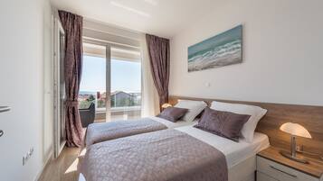 Bureau, fer et planche à repasser, lits pliants/supplémentaires