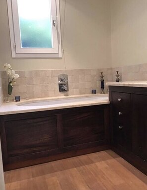 Design Villa, 3 Bedrooms, Non Smoking | Bathroom | Deep soaking tub, rainfall showerhead, free toiletries, hair dryer