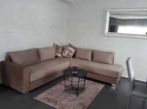 Design-Villa, 3 Schlafzimmer, Nichtraucher | Wohnzimmer | 32-Zoll-Flachbildfernseher mit Kabelempfang, Fernseher