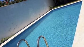 Piscina all'aperto, ombrelloni da piscina, lettini