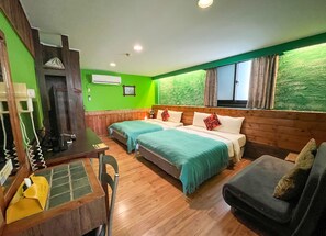 Desk, blackout curtains, free WiFi, bed sheets - Tz Shin Resort Hostel (Hengchun)
