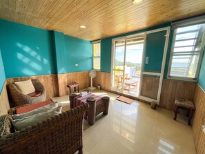 Grand Quadruple Room, Sea Facing | Desk, blackout drapes, free WiFi, bed sheets - Tz Shin Resort Hostel (Hengchun)