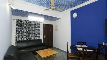 Double or Twin Room | Living area