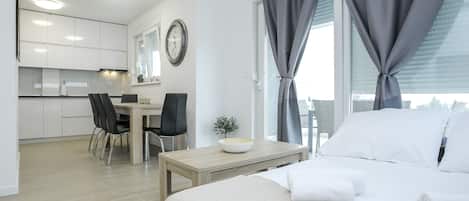 Télévision à écran plat de 55 pouces avec chaînes par satellite