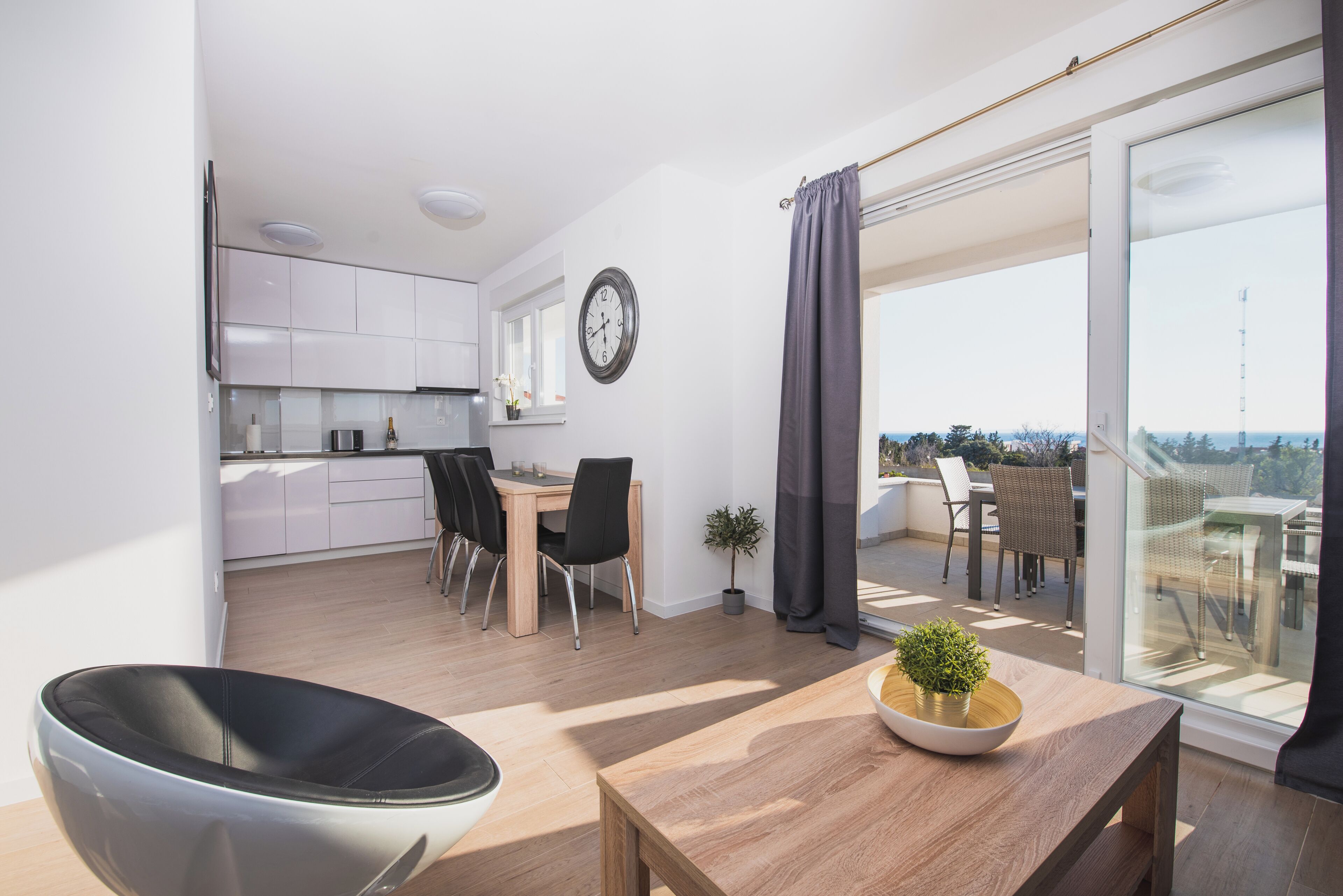 Appartement Deluxe, 2 chambres, vue sur la piscine | Aire de séjour | Téléviseur à écran plat de 55 po avec télévision par satellite