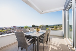 Villa Deluxe, plusieurs chambres, piscine privée | Terrasse/patio
