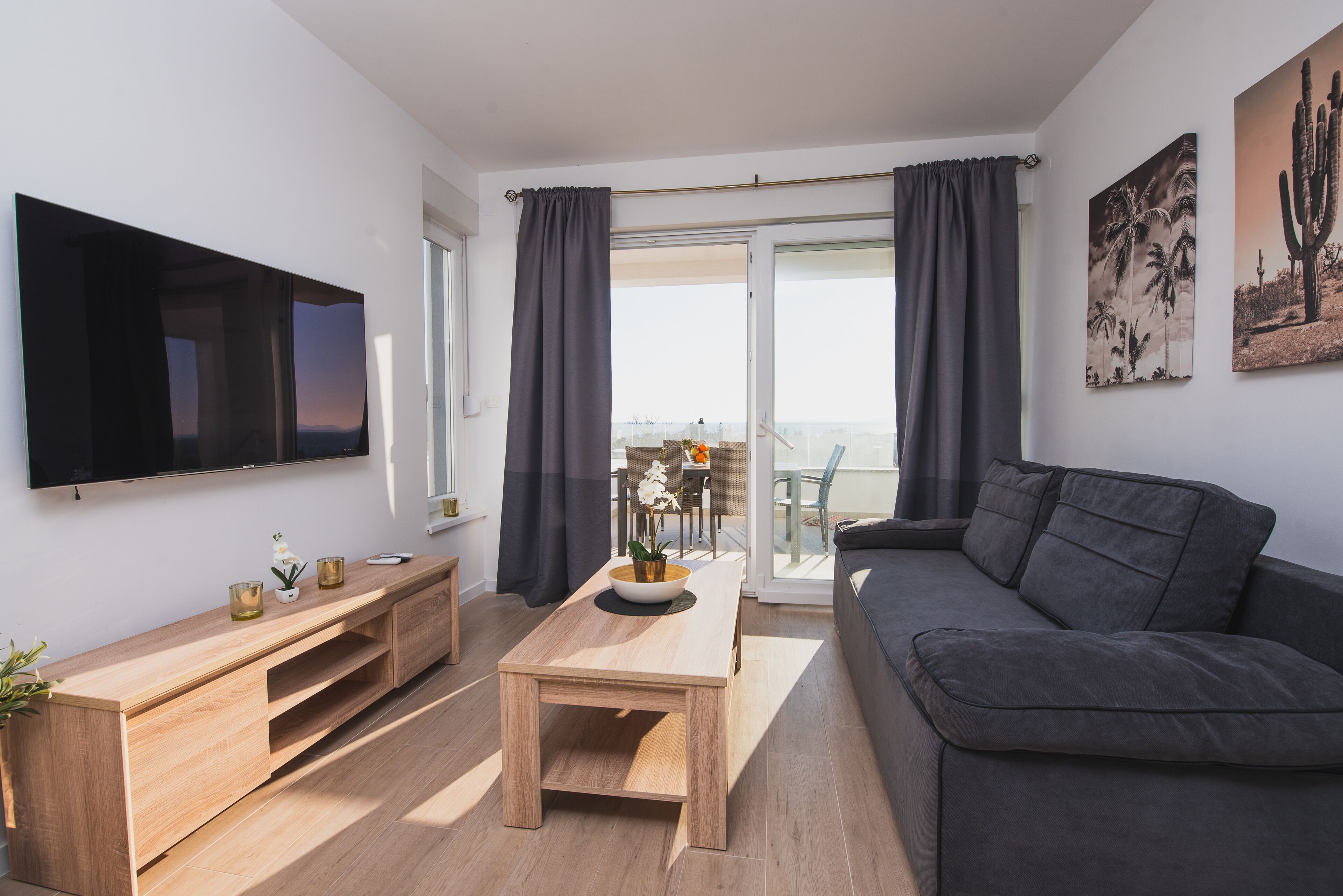 Villa – deluxe, flere soverom, privat basseng | Oppholdsområde | En 55-tommers Flatskjerm-TV med Parabol-TV samt TV