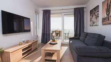 Villa – deluxe, flere soverom, privat basseng | Oppholdsområde | En 55-tommers Flatskjerm-TV med Parabol-TV samt TV
