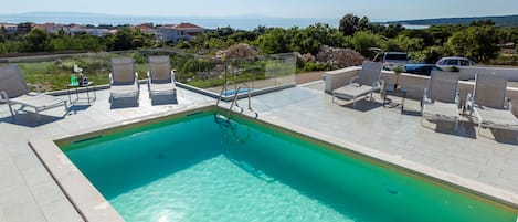 Piscine extérieure, accÚs possible de 9 h à 21 h, chaises longues