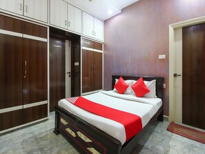 Un dormitorio con cama, armario y puerta.