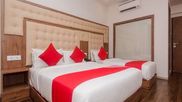 Dobbeltværelse med dobbeltseng eller 2 enkeltsenge | Arbejdsområde til bærbare computere, gratis Wi-Fi, sengetøj