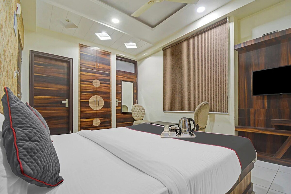 Classic Room | In-room safe, desk, free WiFi, bed sheets
