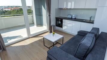 Appartement Supérieur, 1 chambre, terrasse (C7) | Salle de séjour | Télévision à écran plat de 55 pouces avec chaßnes par satellite