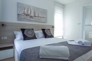 Habitación doble superior, balcón | Cortinas opacas, tabla de planchar con plancha, wifi gratis