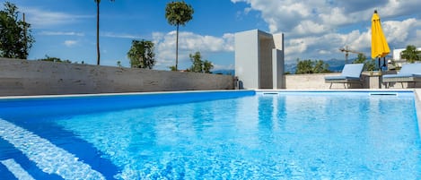 Piscina stagionale all'aperto, lettini