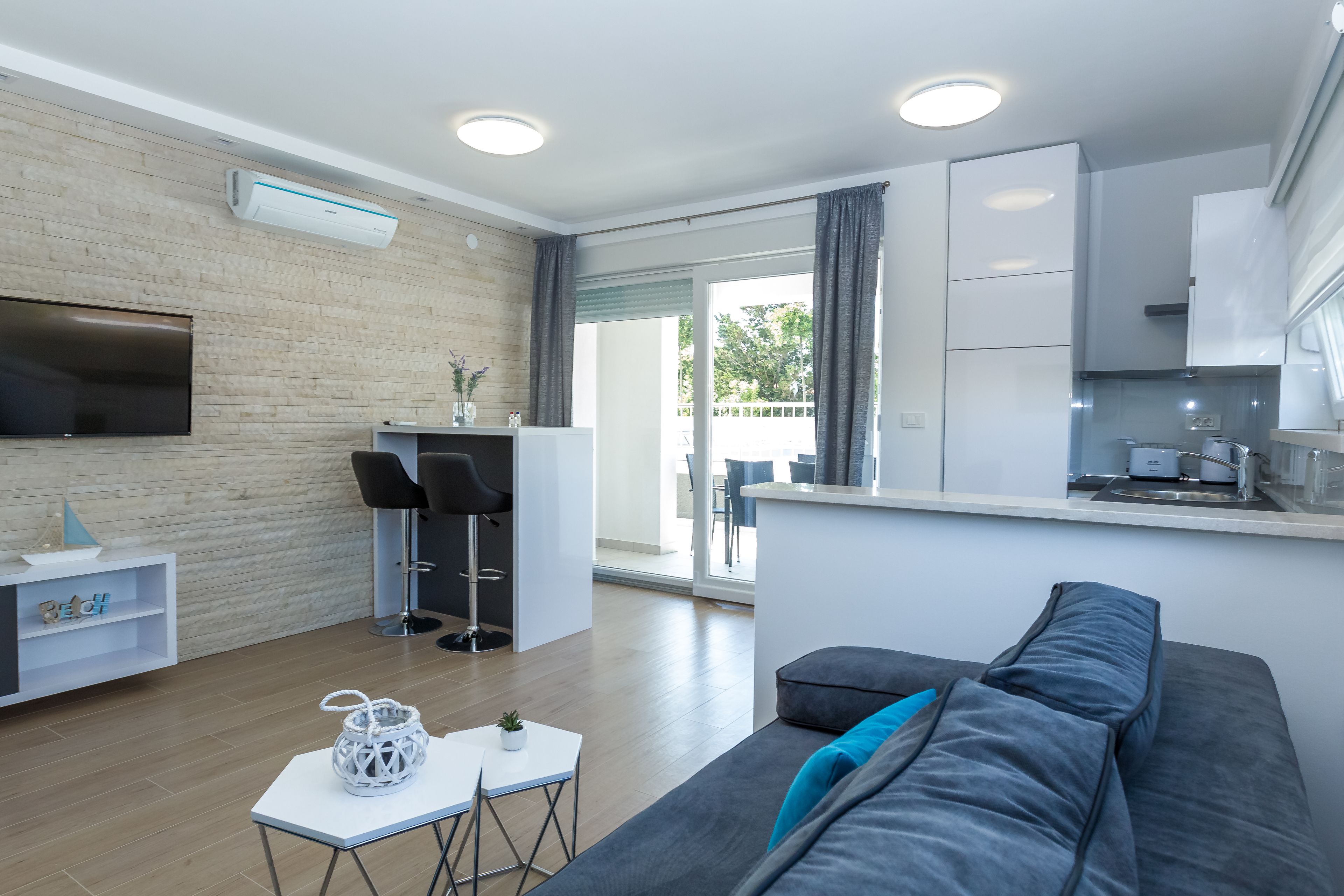 Superior-Apartment, 2 Schlafzimmer, Terrasse (C2a) | Wohnzimmer | 55-Zoll-Flachbildfernseher mit Satellitenempfang, Fernseher