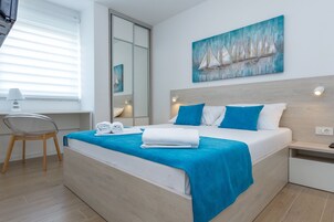 Apartamento superior, 2 quartos, terraço (C2a) | Cortinas blackout, ferros/tábuas de passar roupa, Wi-Fi de cortesia