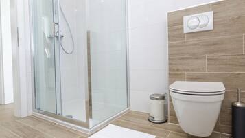 Superior Apartment, 1 Bedroom, Terrace (C4) | Bilik Mandi | Pancuran mandi, pengering rambut, tuala disediakan, tisu tandas