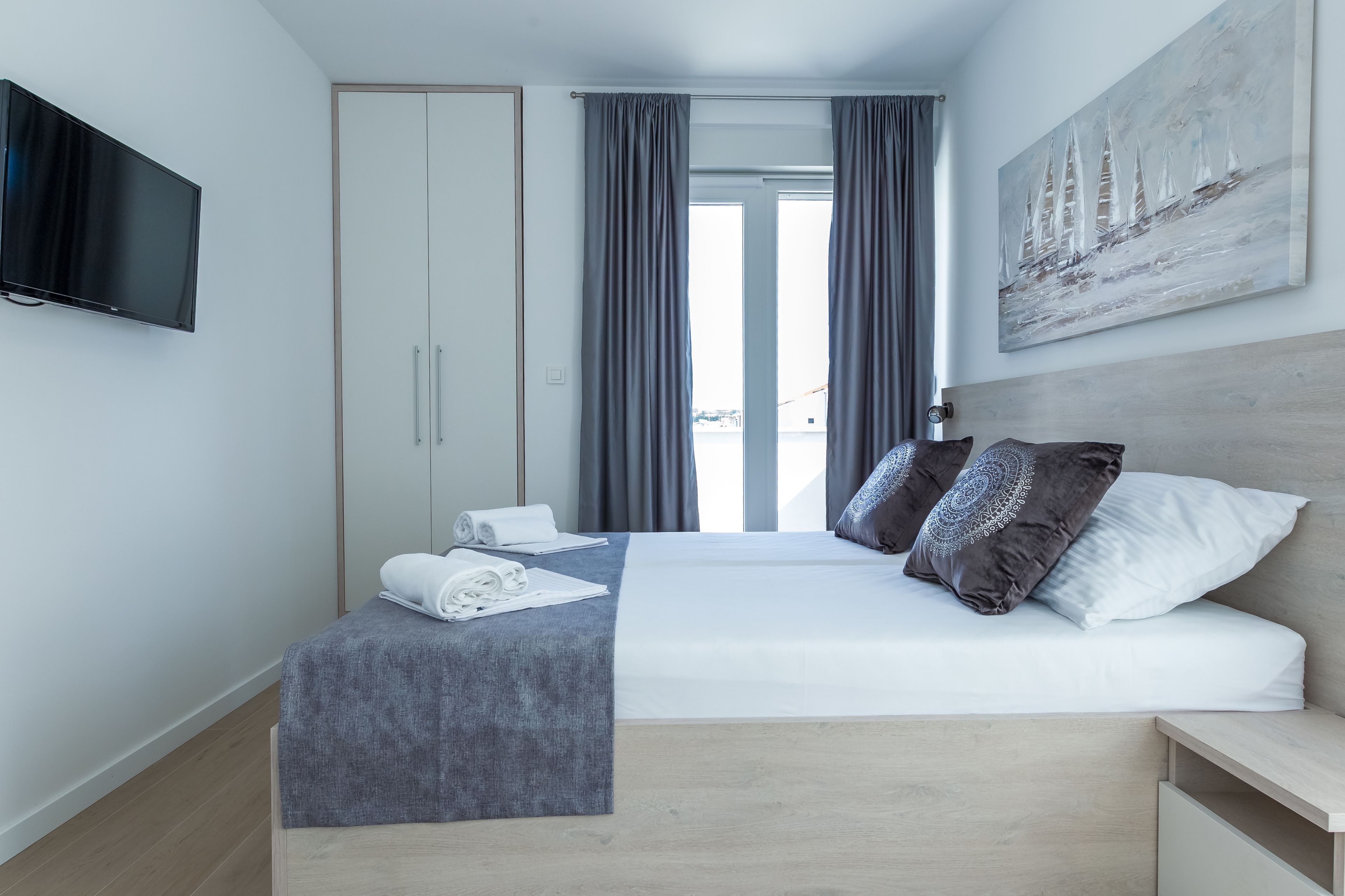 Habitación doble superior, balcón | Cortinas blackout, tabla de planchar con plancha y wifi gratis 