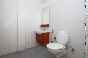 Double or Twin Room | Bathroom