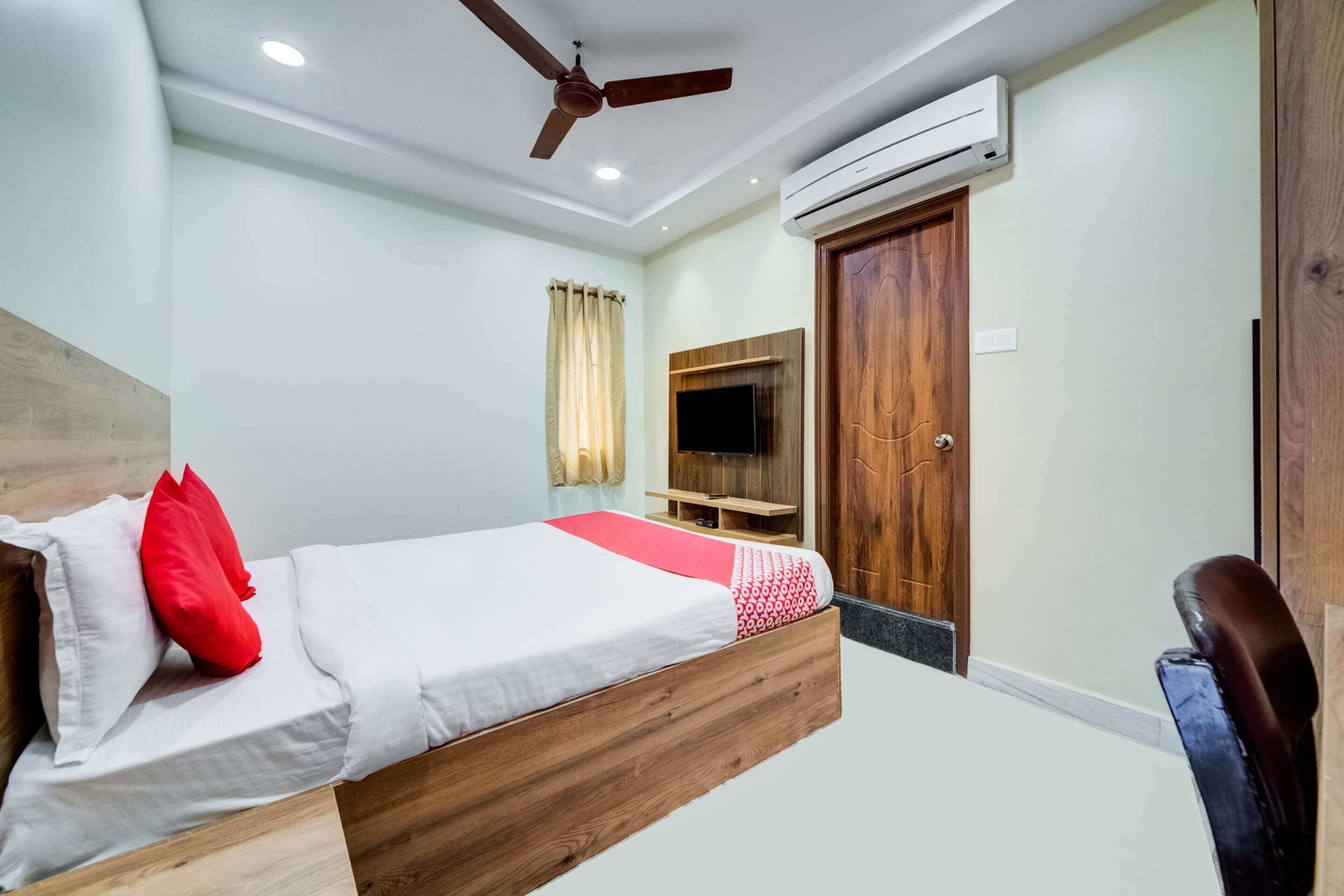 standard double room | bed sheets