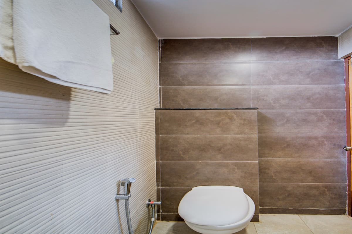 standard double room | bathroom | shower, free toiletries, towels