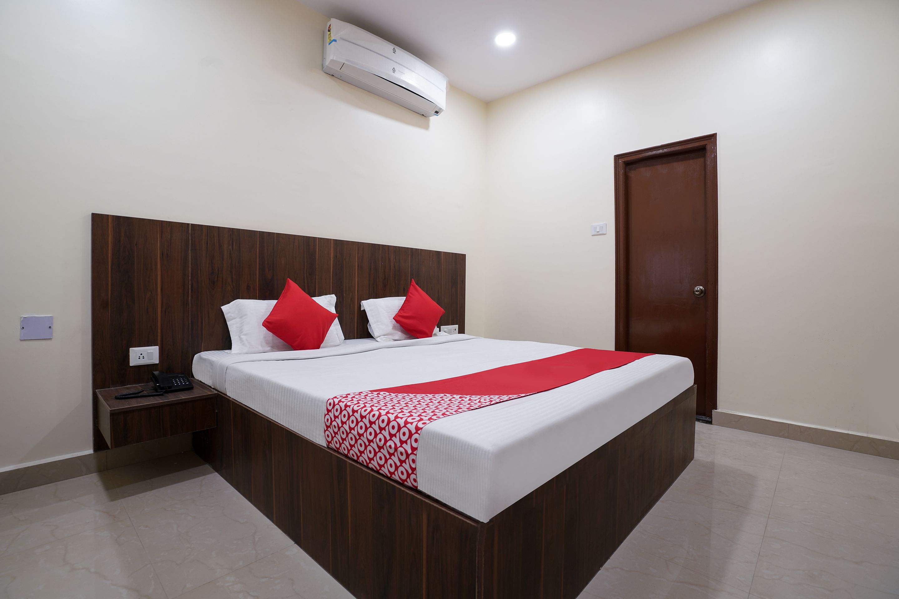 standard double room | bed sheets