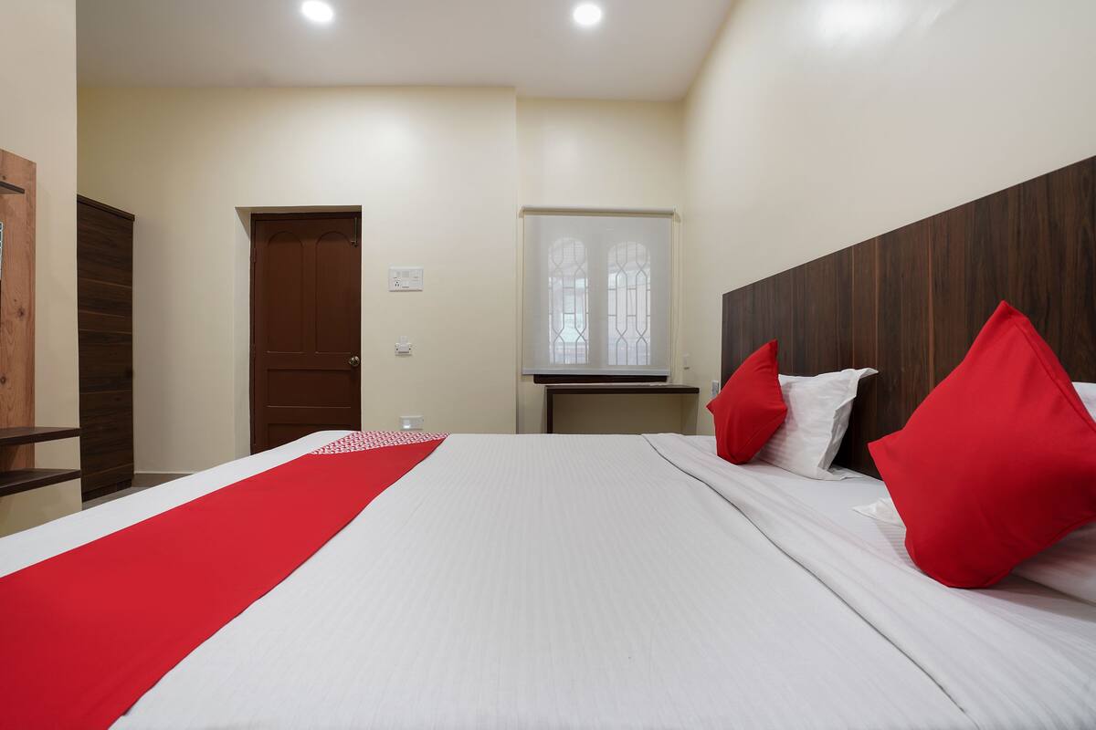 standard double room | bed sheets