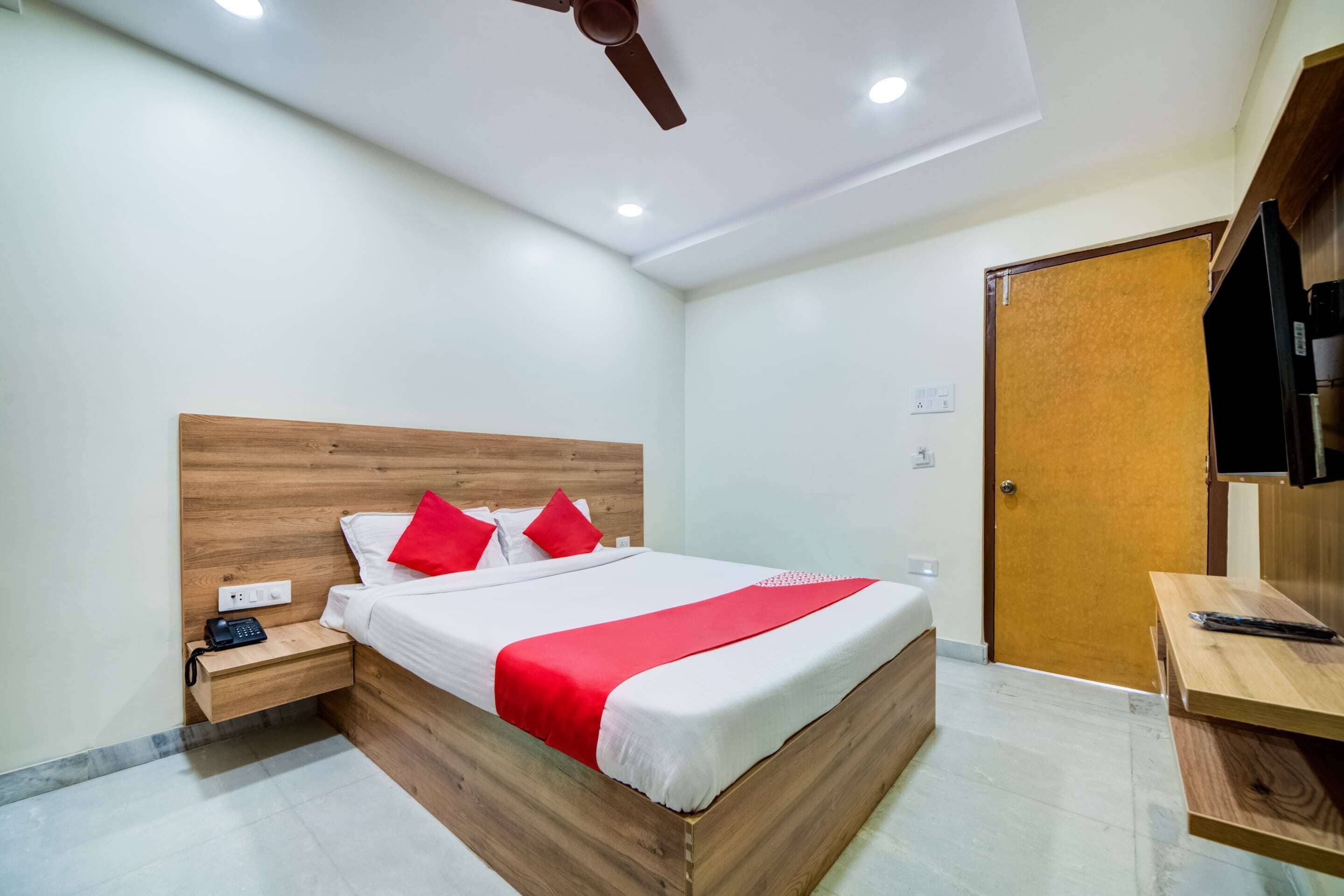 standard double room | bed sheets