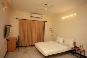 Double or Twin Room | Free WiFi - OYO 24150 SilverKey Egmore (Chennai)