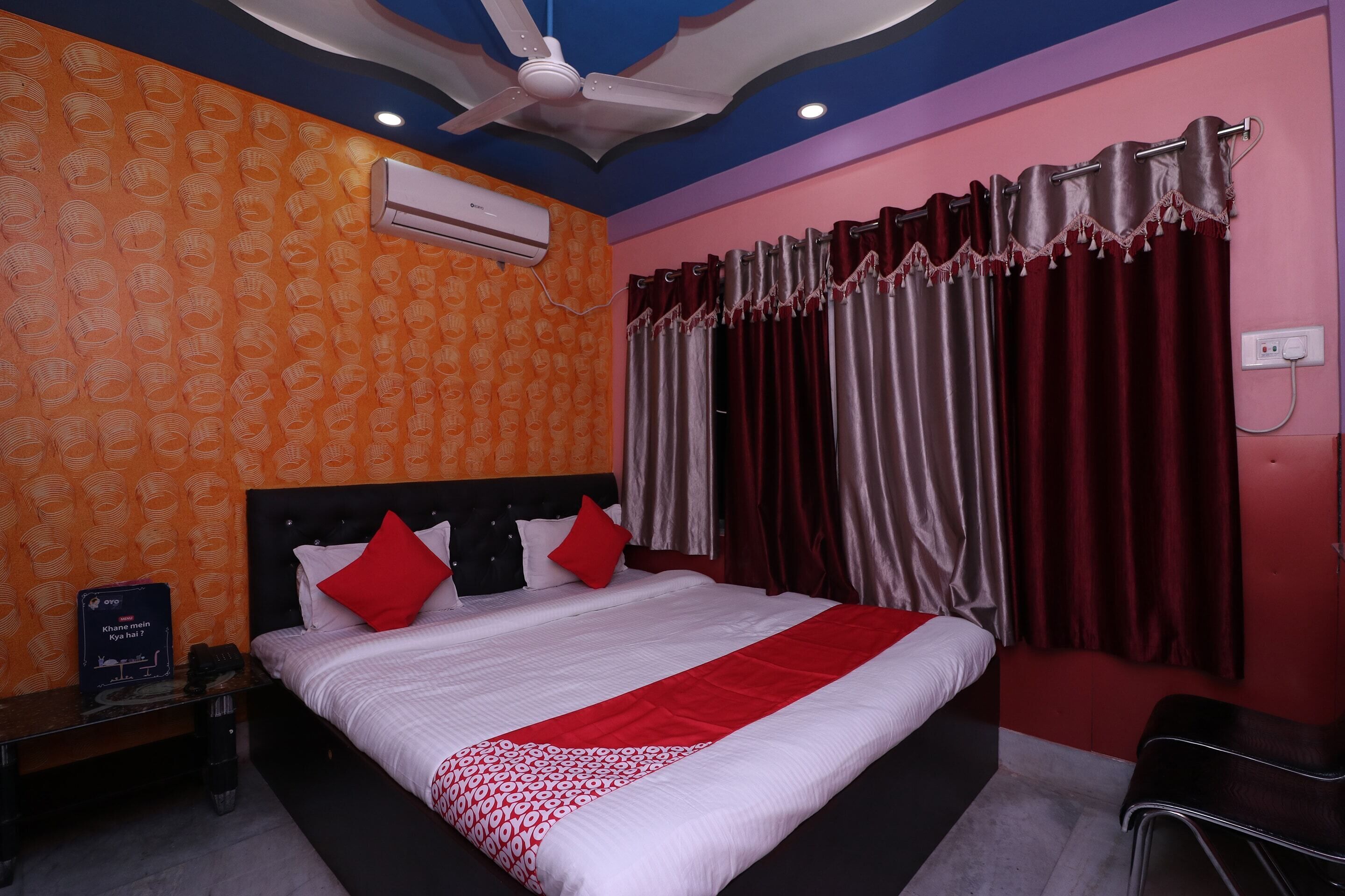 basic double room | bed sheets