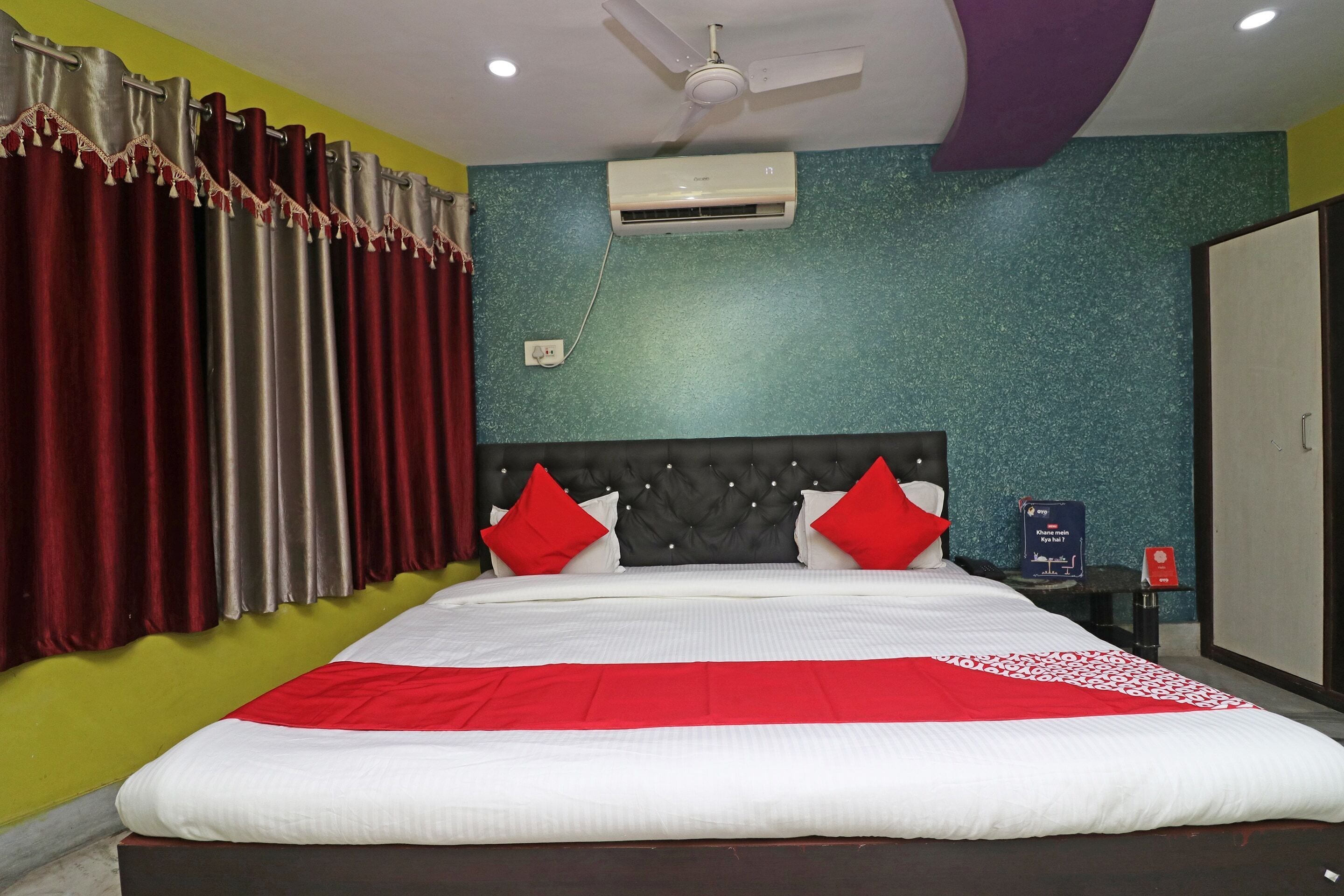 standard double room | bed sheets