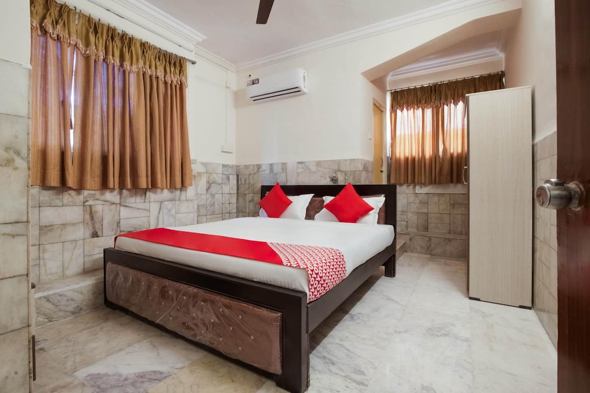 Kamar Double Standar | Ruang kerja ramah laptop dan seprai linen