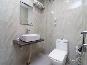 Phòng đôi hoặc 2 giường đơn | Phòng tắm | Đồ dùng nhà tắm miễn phí, khăn tắm 