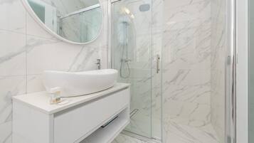 Quarto casal, sacada | Banheiro | Chuveiro, secador de cabelo, toalhas de banho, papel higiênico