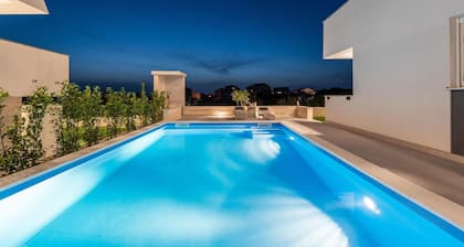 Apartments & Rooms Pool Villas Maris