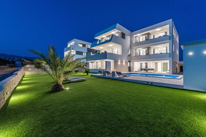 Apartments & Rooms Pool Villas Maris