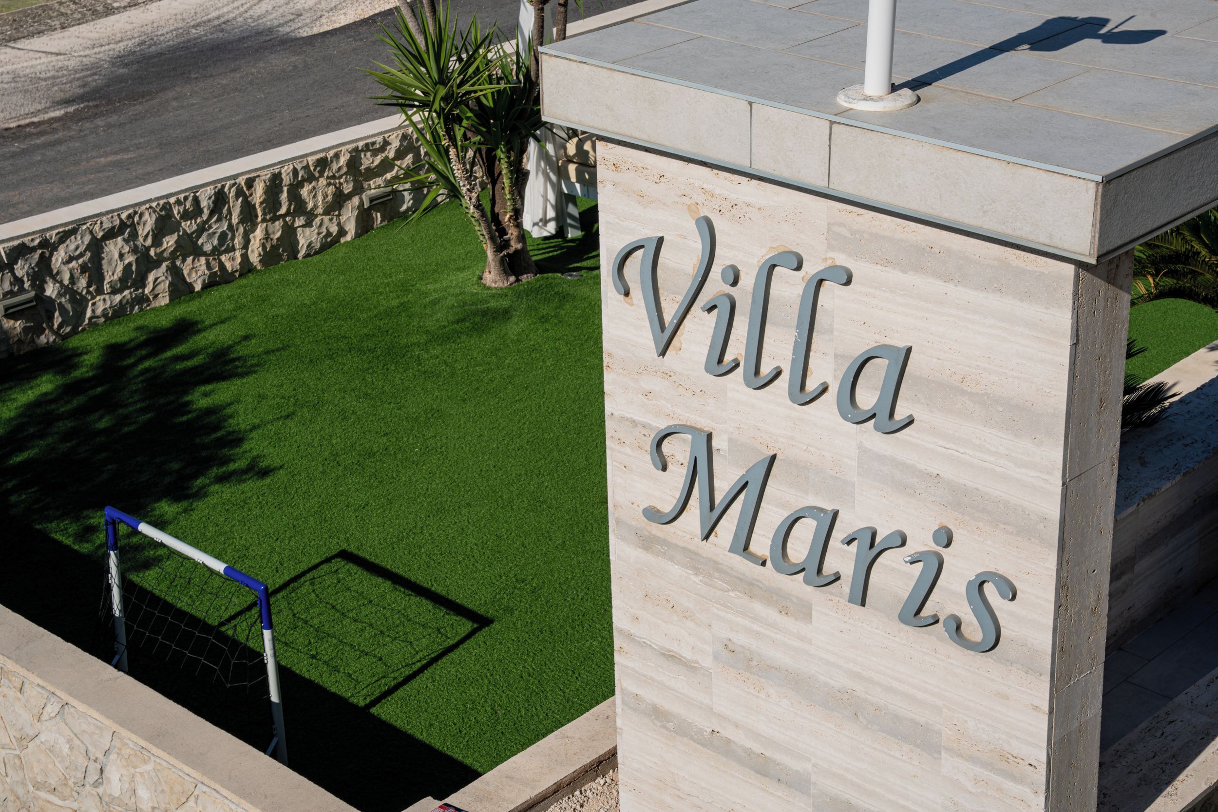 A sign with the text 'Villa Maris' on a stone structure.