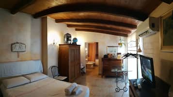 Habitación doble Deluxe, hidromasaje | Decoración personalizada y muebles diferentes