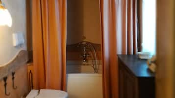 Doppia Deluxe, idromassaggio | Bagno | Set di cortesia gratuito, asciugacapelli, bidet, asciugamani