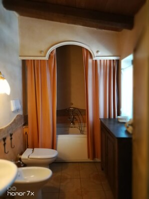 Doppia Deluxe, idromassaggio | Bagno | Set di cortesia gratuito, asciugacapelli, bidet, asciugamani