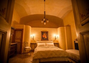 Deluxe kamer | Individueel gedecoreerd, individueel gemeubileerd, een laptopwerkplek