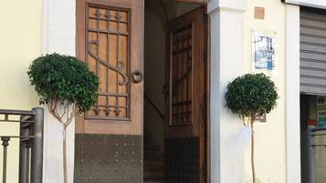 Vista frontal de la propiedad