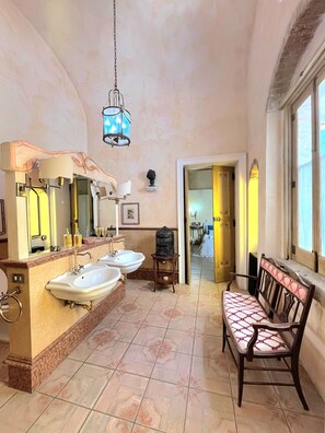 Articles de toilette gratuits, sèche-cheveux, bidet, serviettes fournies