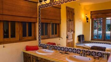 Bathtub dan shower terpisah, perlengkapan mandi gratis, dan handuk