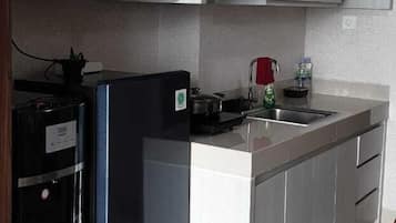 Refrigerador, microondas, placa de cocina, utensilios de cocina